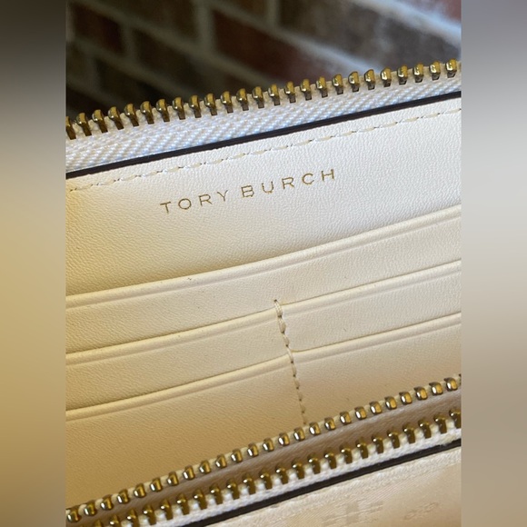 Tory Burch Carter Continental Zip
Wallet-EUC - Picture 4 of 9
